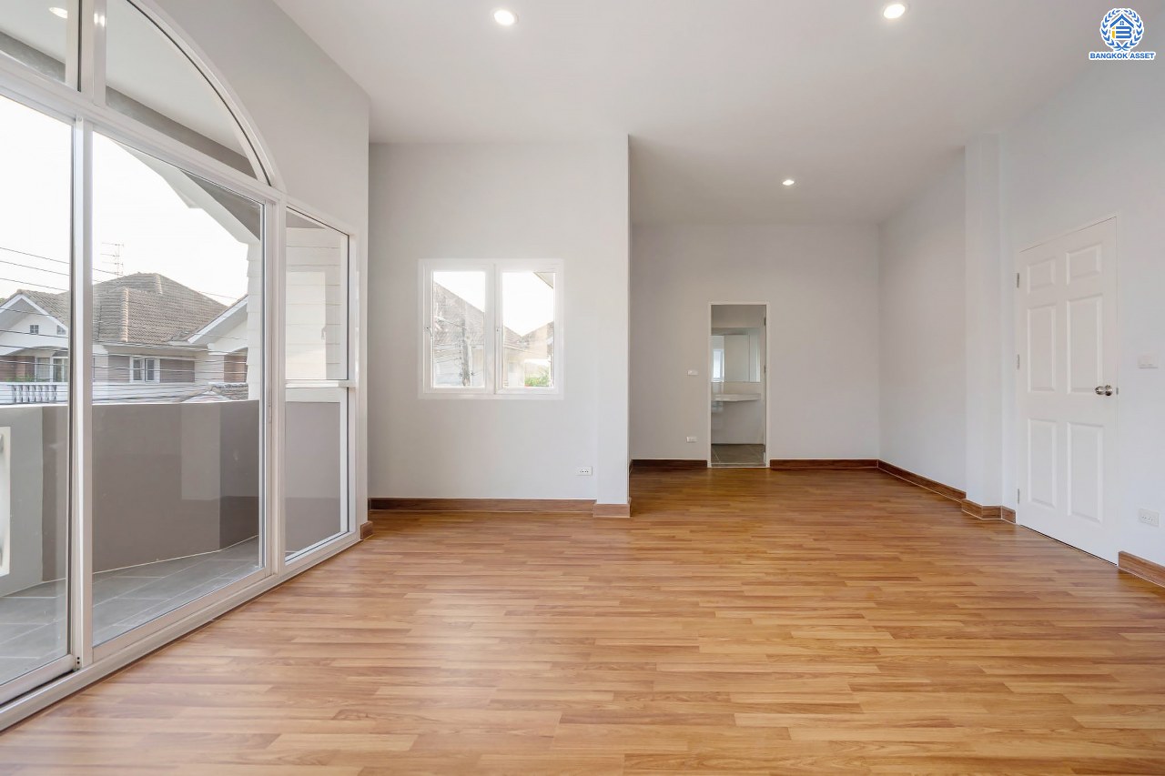 บ้านมือสองตกแต่งใหม่ โครงการ รัชชา2 บางใหญ่ เนื้อที่ 60 ตร.ว. ฟังก์ชัน 3 ห้องนอน 3 ห้องน้ำ 1 ห้องอเนกประสงค์ จอดรถได้ 2 คัน บนทำเลใกล้ถนนใหญ่เพียง 100 เมตร เชื่อมต่อถ.กาญจนาภิเษก ใกล้เซ็นทรัลเวสต์เกต ทางด่วน "ศรีรัช" และรถไฟฟ้าสายสีม่วง "สถานีสามแยกบางใหญ่"